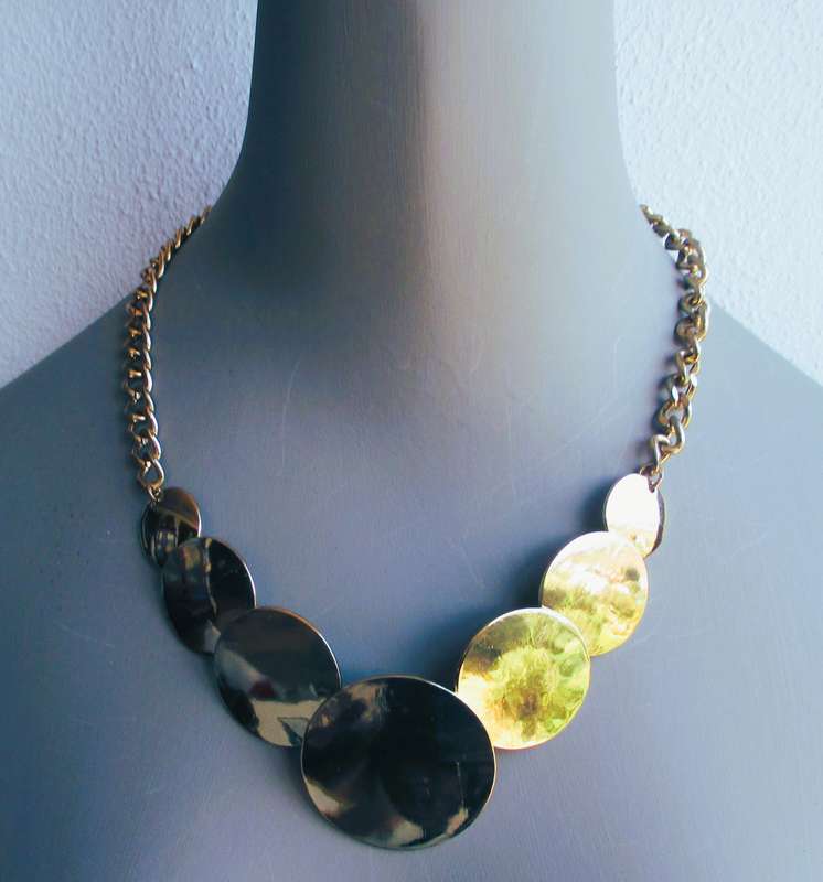 Bulky Gold colore Costue Jewelry Necklace. 40cm