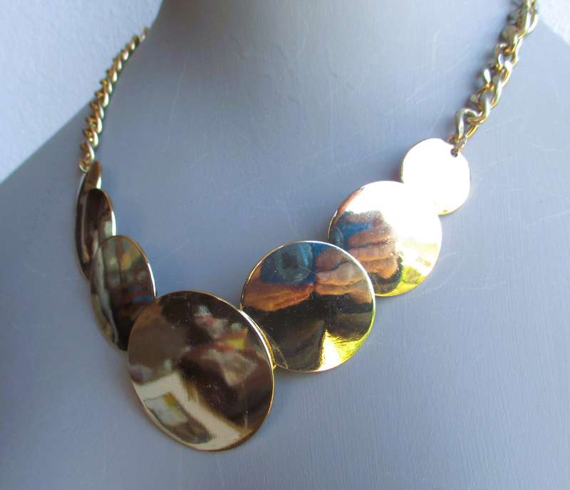Bulky Gold colore Costue Jewelry Necklace. 40cm