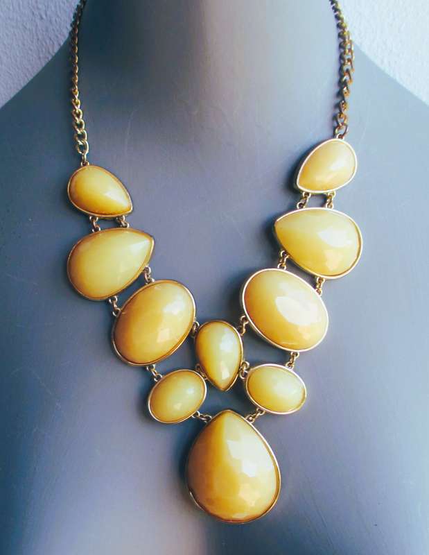 Vintage Cream and gold-tone chunky statement necklace. 40cm