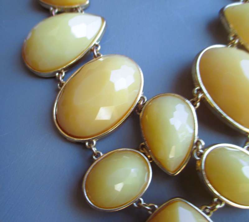 Vintage Cream and gold-tone chunky statement necklace. 40cm