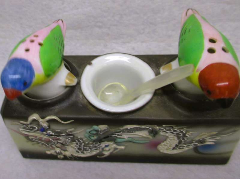 VINTAGE BIRD NODDERS CONDIMENT SET SALT & PEPPER SHAKERS PATENT T.K. Asian dragon. 125x90mm