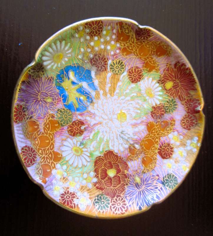 Vintage Kutani Japan Thousand Flowers Chrysanthemum Saucer. 95mm diameter