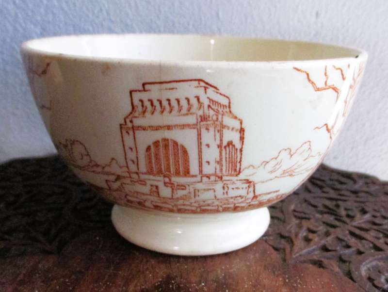 VINTAGE HAND PAINTED VOORTREKKER EEUFEES COMMEMORATIVE BOWL , chiped. cart filler