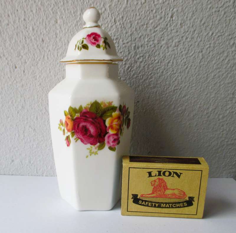 VINTAGE Cottage Rose, Made in Taiwan Porcelain Dressingtable condiment holder. Spotless. 140mm high.