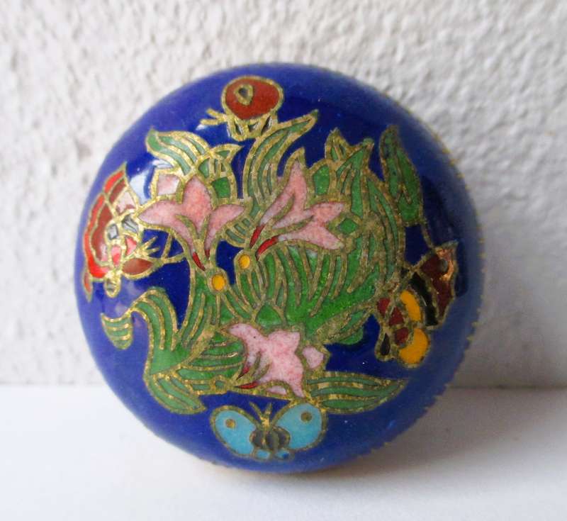 Vintage Chinese Cobalt Blue Gilted Cloisonne Opium Snuff Pill Trinket Box.40mm diameter.