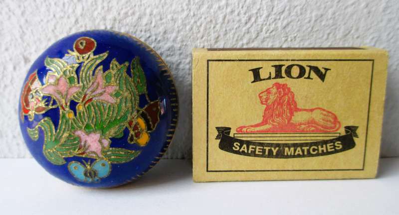 Vintage Chinese Cobalt Blue Gilted Cloisonne Opium Snuff Pill Trinket Box.40mm diameter.