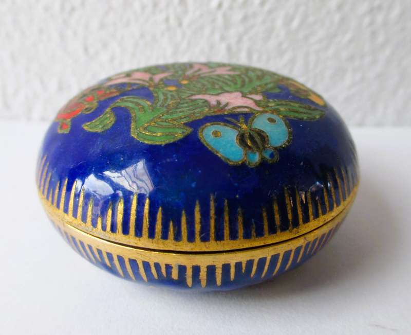 Vintage Chinese Cobalt Blue Gilted Cloisonne Opium Snuff Pill Trinket Box.40mm diameter.