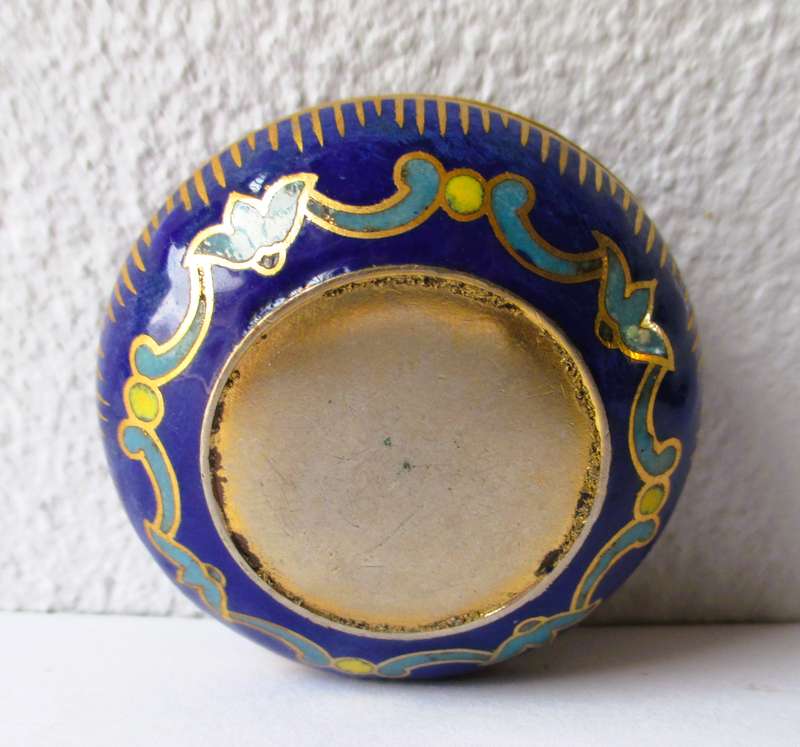 Vintage Chinese Cobalt Blue Gilted Cloisonne Opium Snuff Pill Trinket Box.40mm diameter.