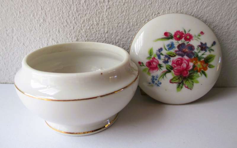 Vintage Hand Painted Porcelain Floral Trinket bowl with lid. 90mm diameter.