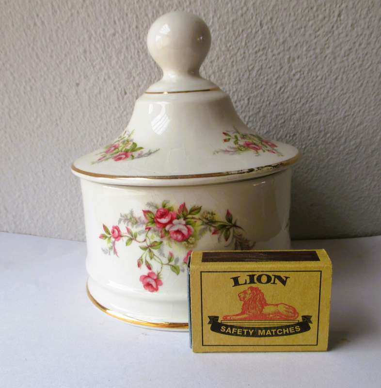 Vintage Art Deco James Kent Porcelain Trinket dish with lid. 130x100mm.
