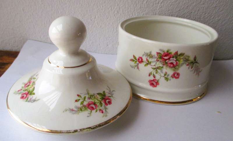 Vintage Art Deco James Kent Porcelain Trinket dish with lid. 130x100mm.