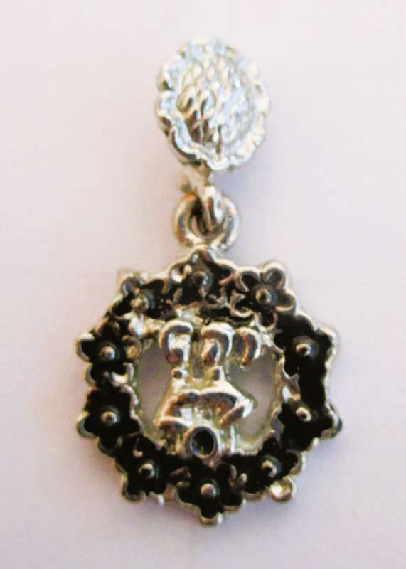 Cute Vintage Charm/Pendant. Silver color wreath with black flowers, kissing cupple insdie. 40mm.