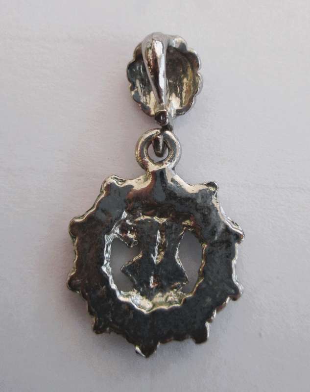 Cute Vintage Charm/Pendant. Silver color wreath with black flowers, kissing cupple insdie. 40mm.