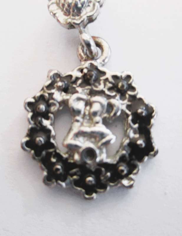 Cute Vintage Charm/Pendant. Silver color wreath with black flowers, kissing cupple insdie. 40mm.