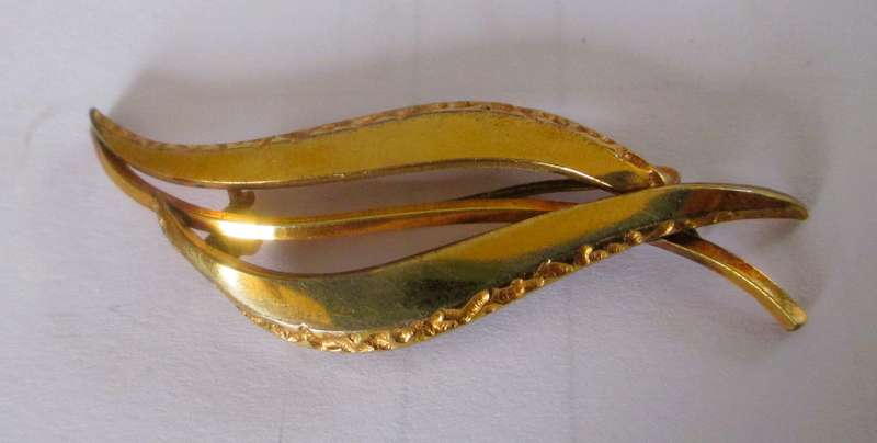 Antique Victorian DOUBLE 14ct  rolled gold leaf brooch. 50mm.