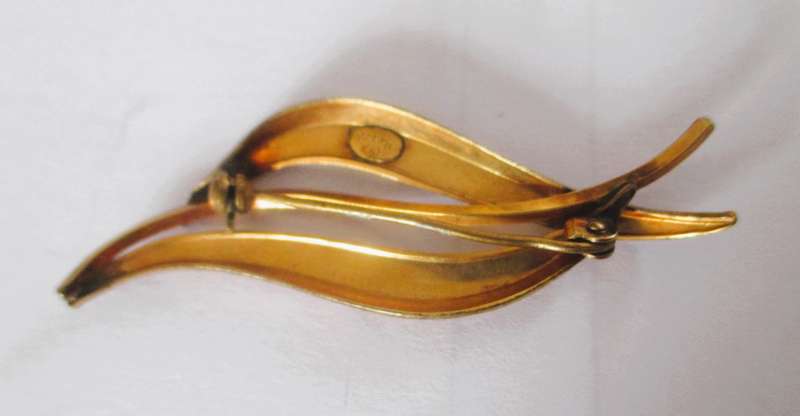 Antique Victorian DOUBLE 14ct  rolled gold leaf brooch. 50mm.