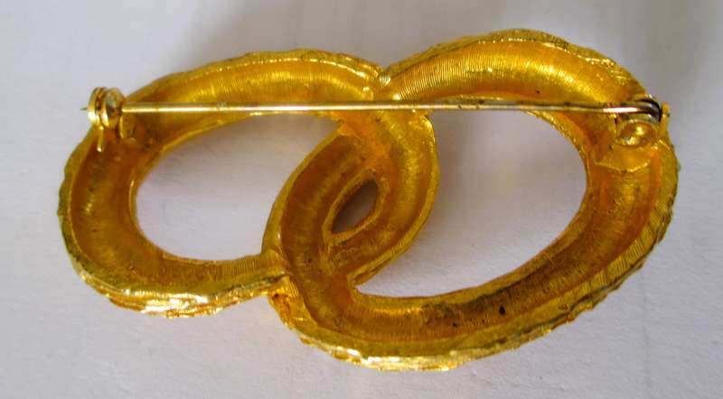 Vintage Gold Tone Interlocking Rings Brooch - Textured 60mm Diameter