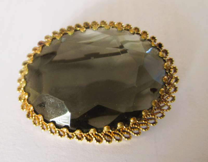 Vintage Gold Tone Filigree Smoky Topaz Glass Jewel Brooch. 35mm diameter.