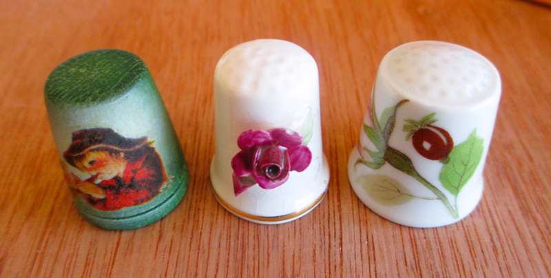 Lot of 3 Thimbles, 2 Ceramic with flowers, 1 wooden from Italy, Anri 1981.