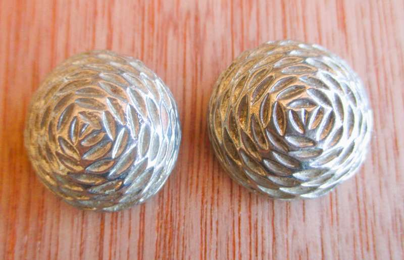 Vintage silver color rond clip on earrings.