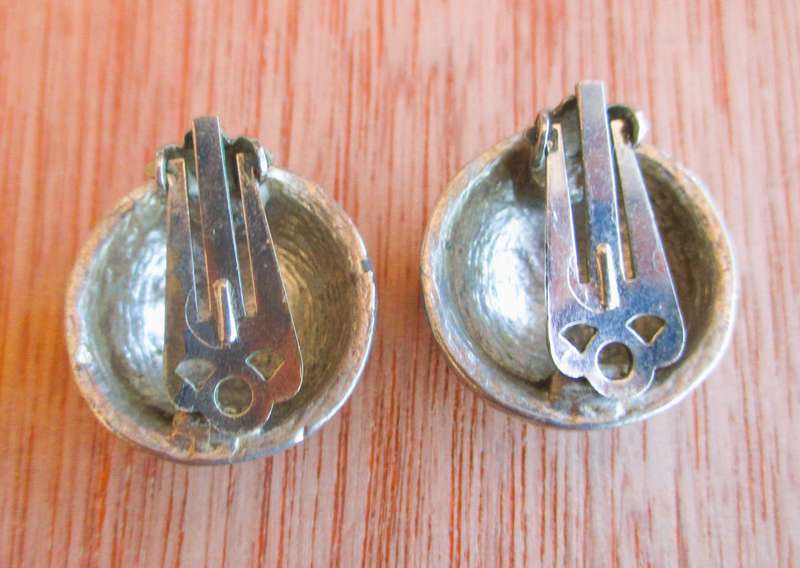 Vintage silver color rond clip on earrings.