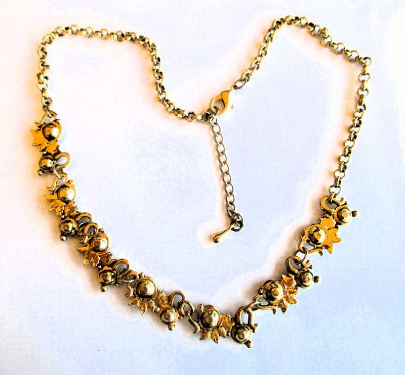Vintage Gold color and purple glass stone necklace. Just Lovely. 440mm