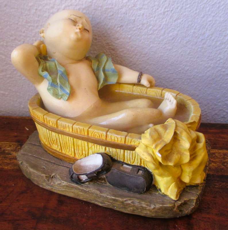 Vintage Shaolin Baby Monk Resin Figurene in Bath. Very Collectable. 120x85mm