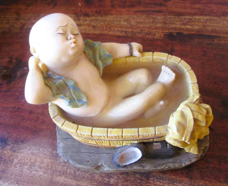 Vintage Shaolin Baby Monk Resin Figurene in Bath. Very Collectable. 120x85mm