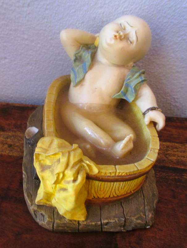 Vintage Shaolin Baby Monk Resin Figurene in Bath. Very Collectable. 120x85mm