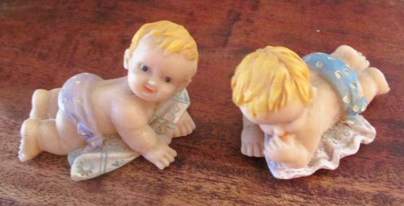 2x Vintage Baby crawling - Polyresin Collection - Hand Crafted / Hand Painted figurene 70x40mm each