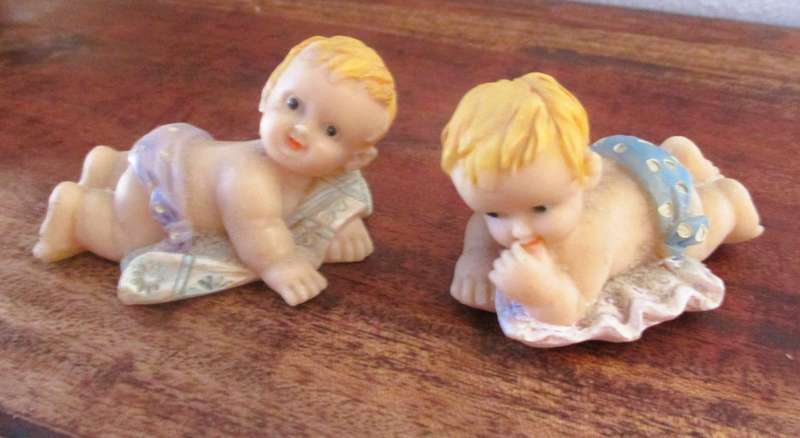 2x Vintage Baby crawling - Polyresin Collection - Hand Crafted / Hand Painted figurene 70x40mm each