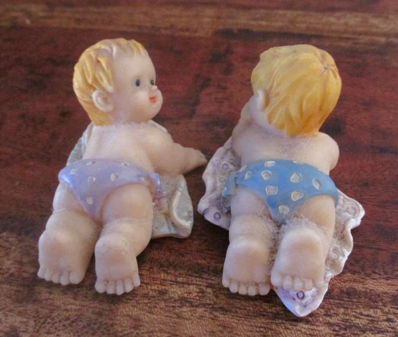 2x Vintage Baby crawling - Polyresin Collection - Hand Crafted / Hand Painted figurene 70x40mm each