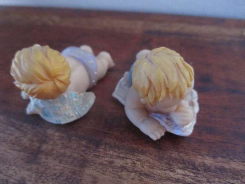 2x Vintage Baby crawling - Polyresin Collection - Hand Crafted / Hand Painted figurene 70x40mm each