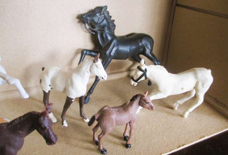 Lot of Vtg Plastic Horses. Scale as per photo.