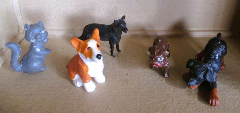 Lot of Vtg Plastic Dogs. Scale as per photo.