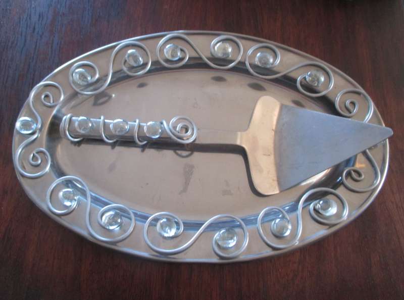 Metal decorated Cake Server and Cake Lifter, as per photo. 370mm diameter