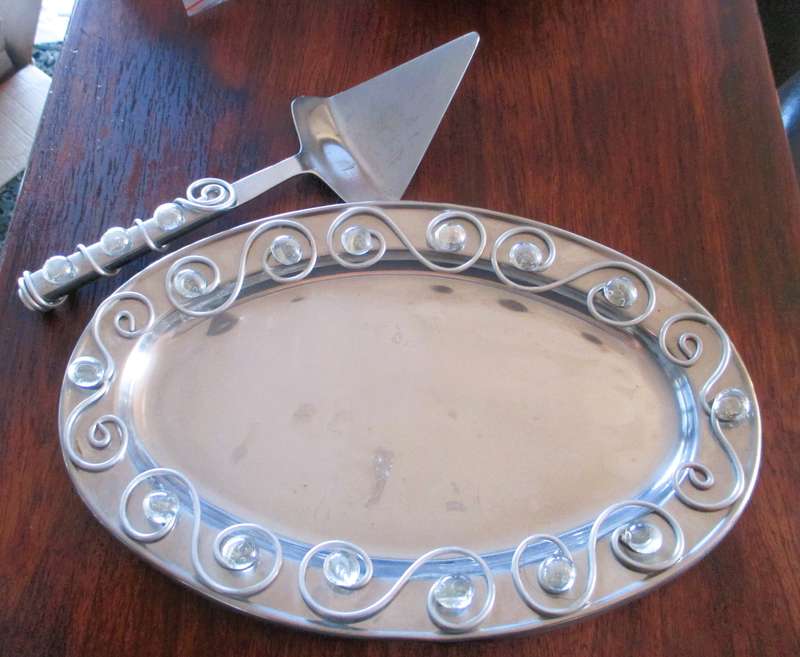 Metal decorated Cake Server and Cake Lifter, as per photo. 370mm diameter