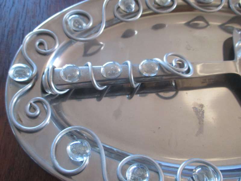 Metal decorated Cake Server and Cake Lifter, as per photo. 370mm diameter