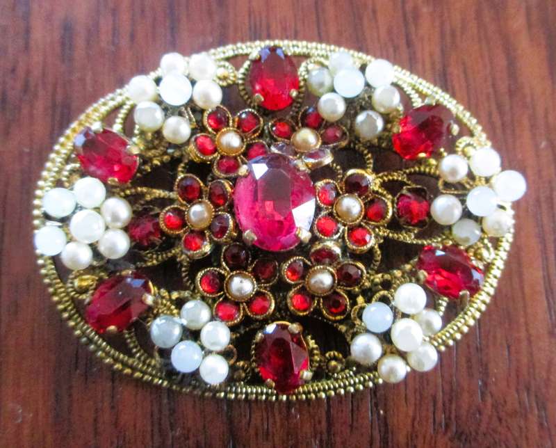 1960 Vintage Filigree Czech Brooch Gold-Tone with Red Rhinestones and Faux Perles Art Deco. 50mm