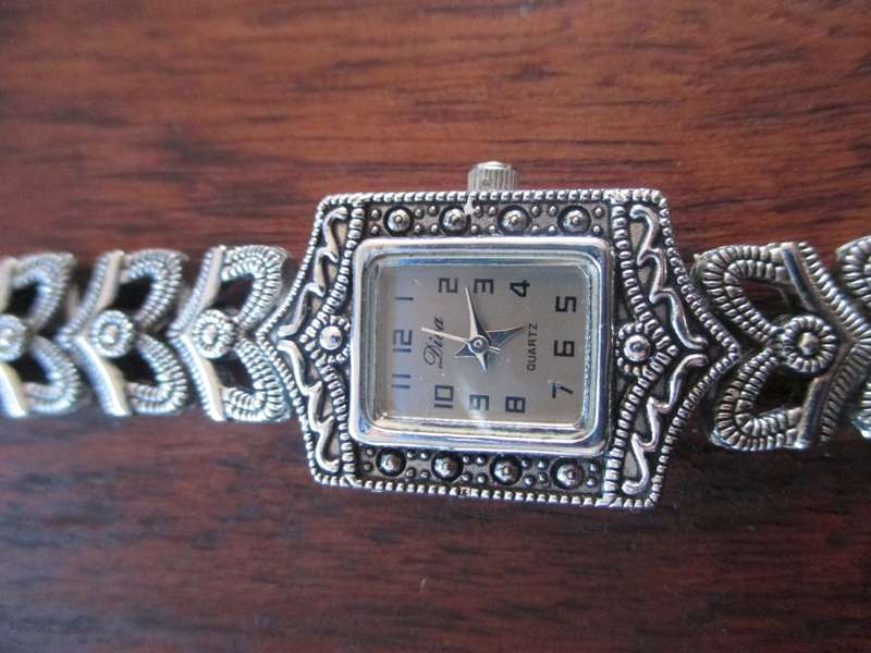 Vintage Diva Marcacite Ladies QuartzWatch. Lovely item.