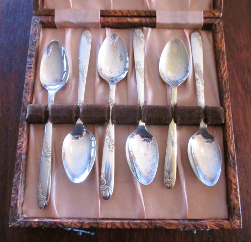 Vintage Art Deco Silver Plated Teaspoons Set in the Hard Case. Made in England