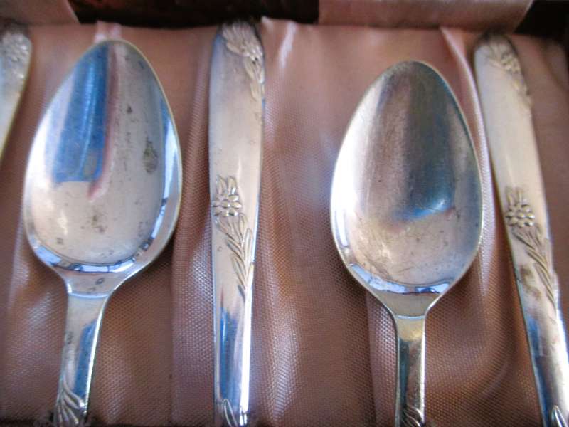 Vintage Art Deco Silver Plated Teaspoons Set in the Hard Case. Made in England