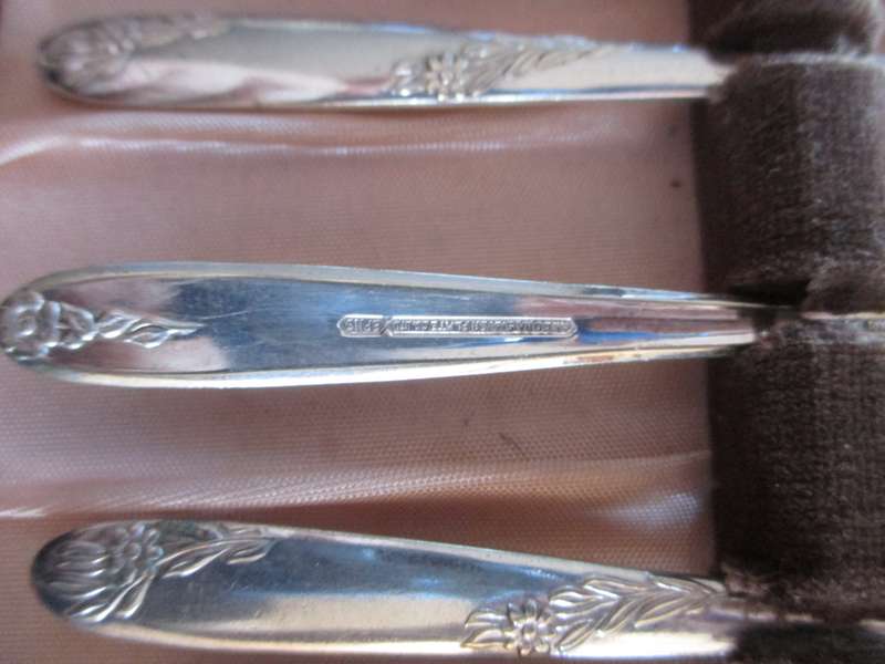 Vintage Art Deco Silver Plated Teaspoons Set in the Hard Case. Made in England