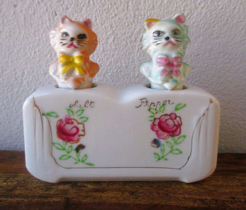Mid-Century Cat Nodder Vintage Cat Salt & Pepper Shakers 50s, Please note repairs.