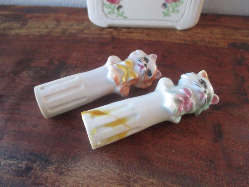 Mid-Century Cat Nodder Vintage Cat Salt & Pepper Shakers 50s, Please note repairs.
