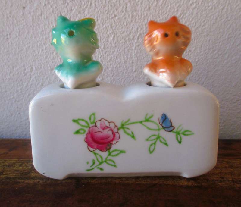 Mid-Century Cat Nodder Vintage Cat Salt & Pepper Shakers 50s, Please note repairs.