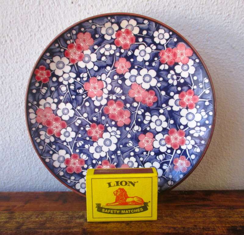 Vintage Imari Style Wall hanging plate. 155mm diameter