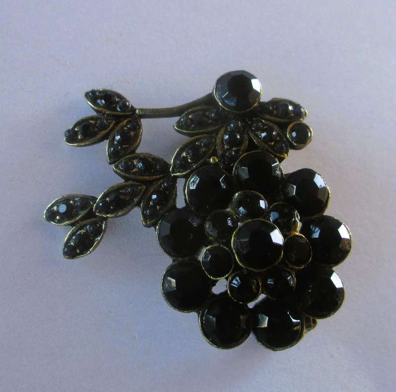 Vintage brass tone & black glass rhinestone flower pin brooch 40mm