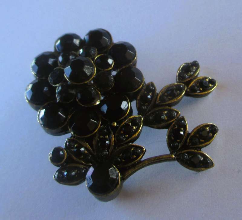 Vintage brass tone & black glass rhinestone flower pin brooch 40mm