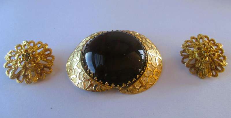 Vintage Domed Black & Gold tone Ornate Pin Brooch and clip on earrings set. 60mm